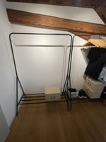 Drei Kleiderstangen aus Metall