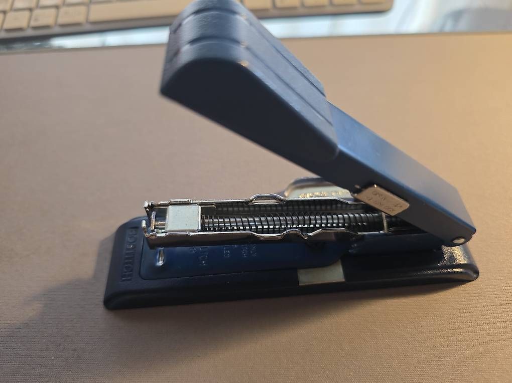 Macchine rilegatrici: Bostitch Heftgerät Heftapparat Tacker mit Klammerentferner – Usato da Illnau venduto da Spartan226 1