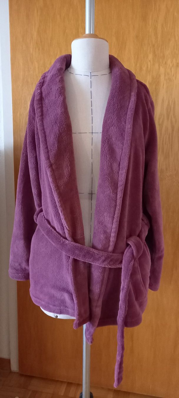 Accappatoi: Kuscheljacke bordeaux Gr 36 – Usato da Zwillikon venduto da Leewii
