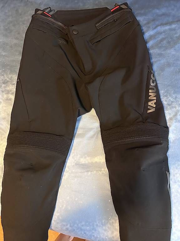 Lotti di vestiti: Vêtements  femme pour moto – Usato da Enney venduto da ver_f7fy 2