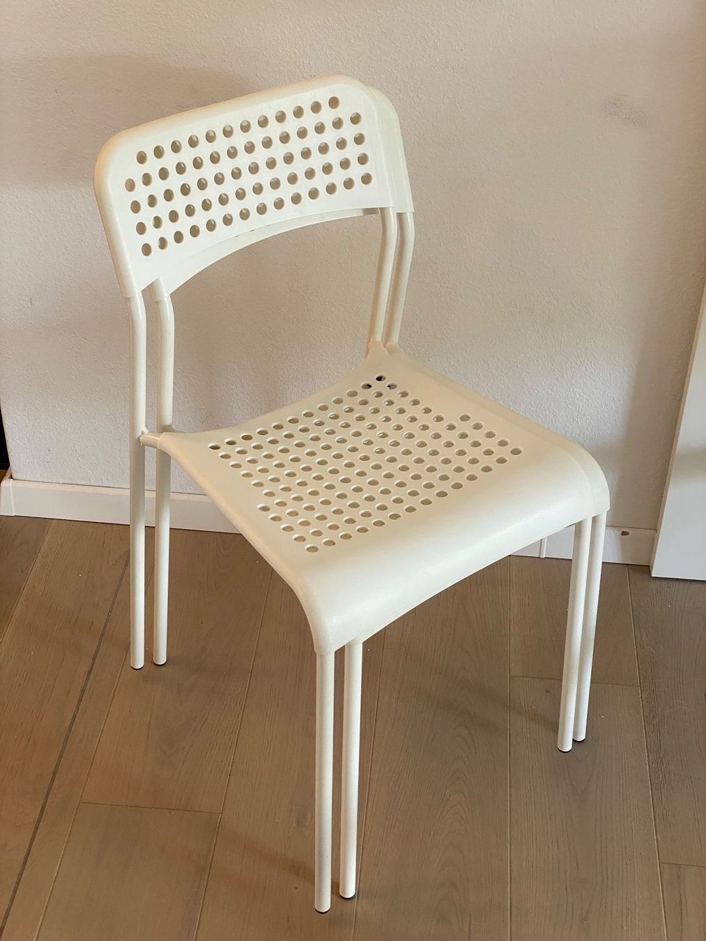 Stühle: 2 robuste weisse Stühle - super Zustand! – Gebraucht aus Zürich von DeeJayJay 1