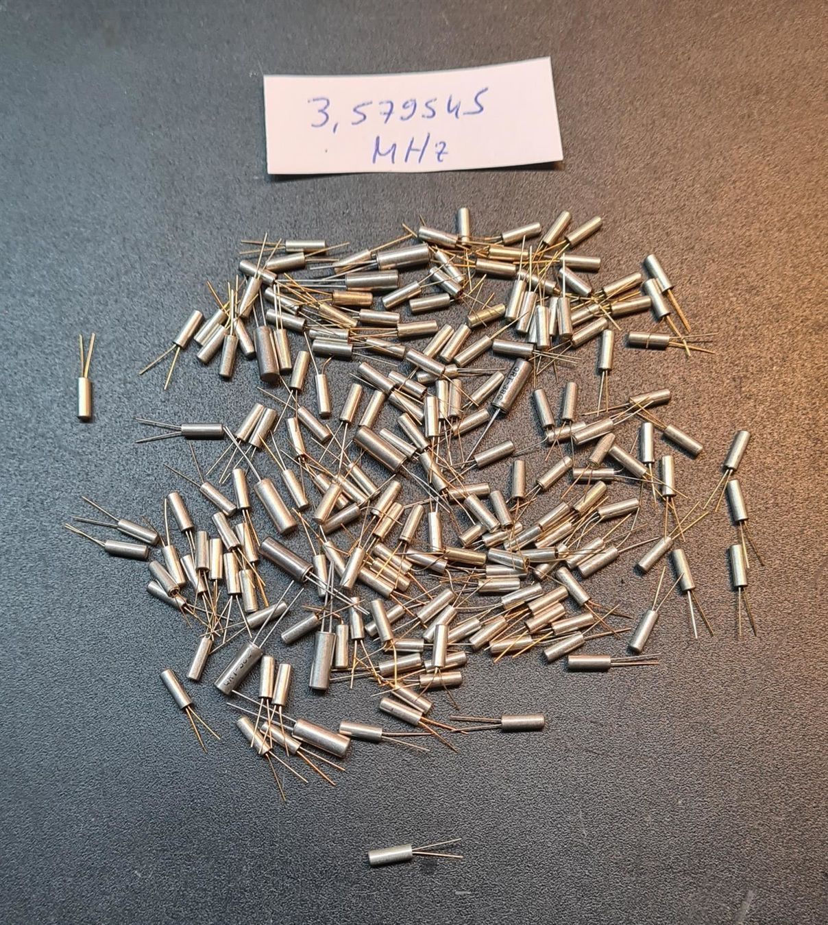 Radiocomunicazione: *****  Lot de quartz 3.579545 MHz – Nuovo e nell'imballaggio originale da Villaz-St-Pierre venduto da Ubid