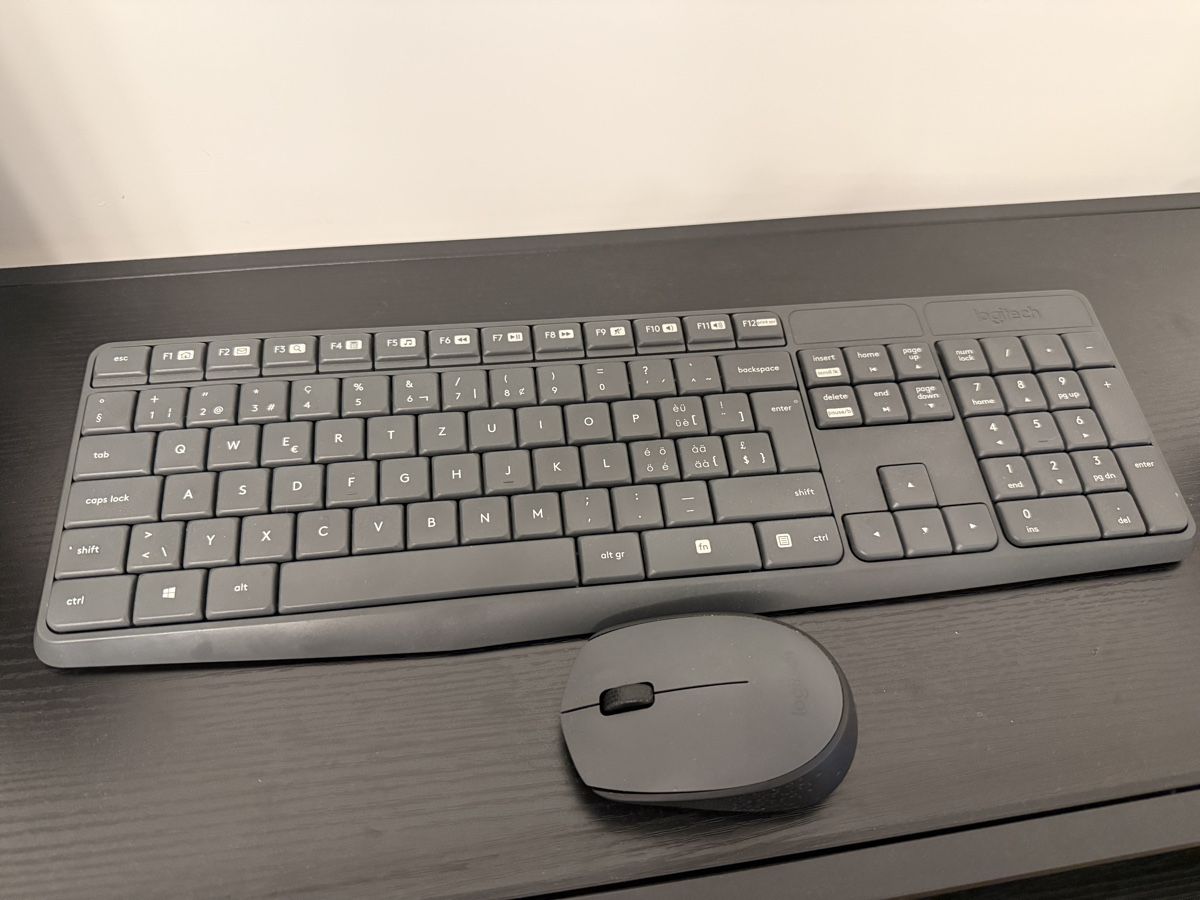 Logitech Tastiere: Logitech tastatur und maus – Usato da Untersiggenthal venduto da zueercher