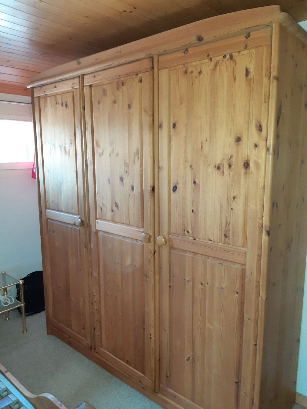 Armoires: Schlafzimmer Linth Möbel Massiv – D'occasion à Weisslingen par Jilby.14