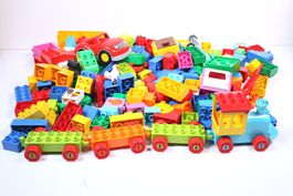 Duplosteine mit Auto und Eisenbahn