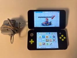 Nintendo 2DS XL mit Mario Kart 7 und Ladekabel