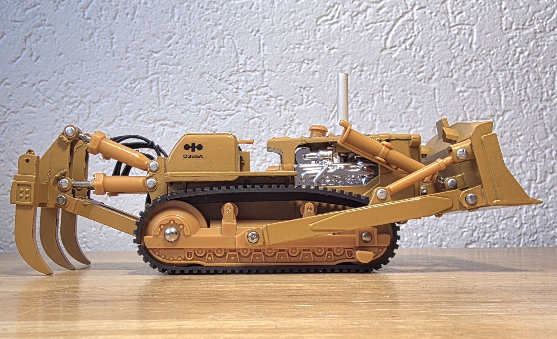 Komatsu Modellbausätze & Standmodelle: Komatsu D355A Bulldozer – Gebraucht aus Männedorf von Modellbau-wyss