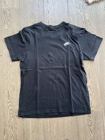 Schwarzes Nike T-Shirt, Grösse M, Sommer-Basic!