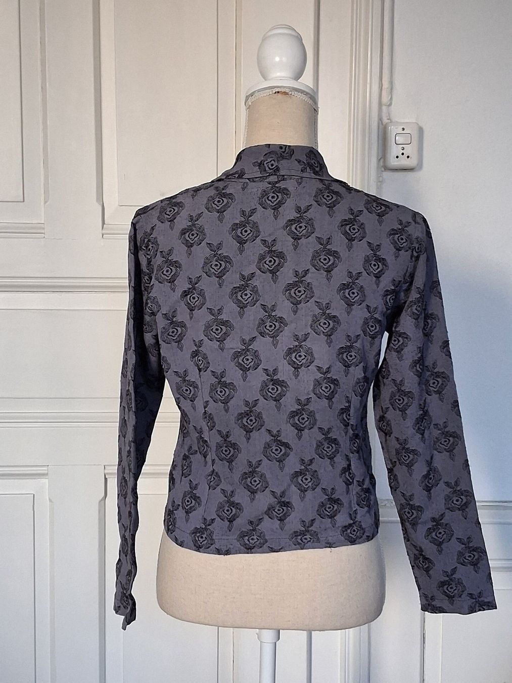 Camicette: Vintage Bluse Graublau Rosenmuster Gr. M – Usato da Ried-Brig venduto da Zzyzx 3