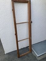 Antikes abgelaugtes Holzfenster mit Stahlbeschlag.