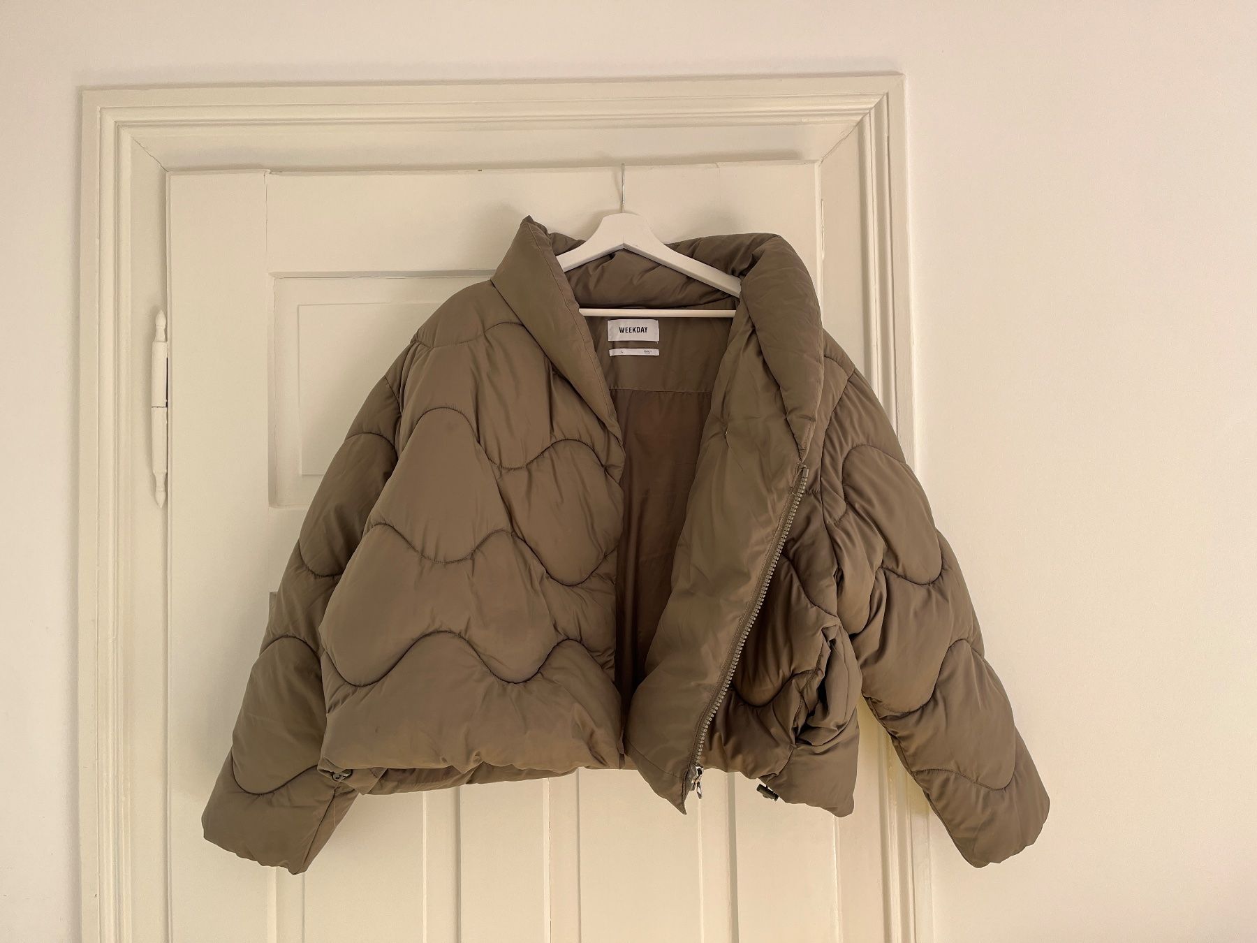 Weekday Giacche: Weekday Bright Puffer Jacke taupe Gr. L – Usato da Zürich venduto da bretxo 4