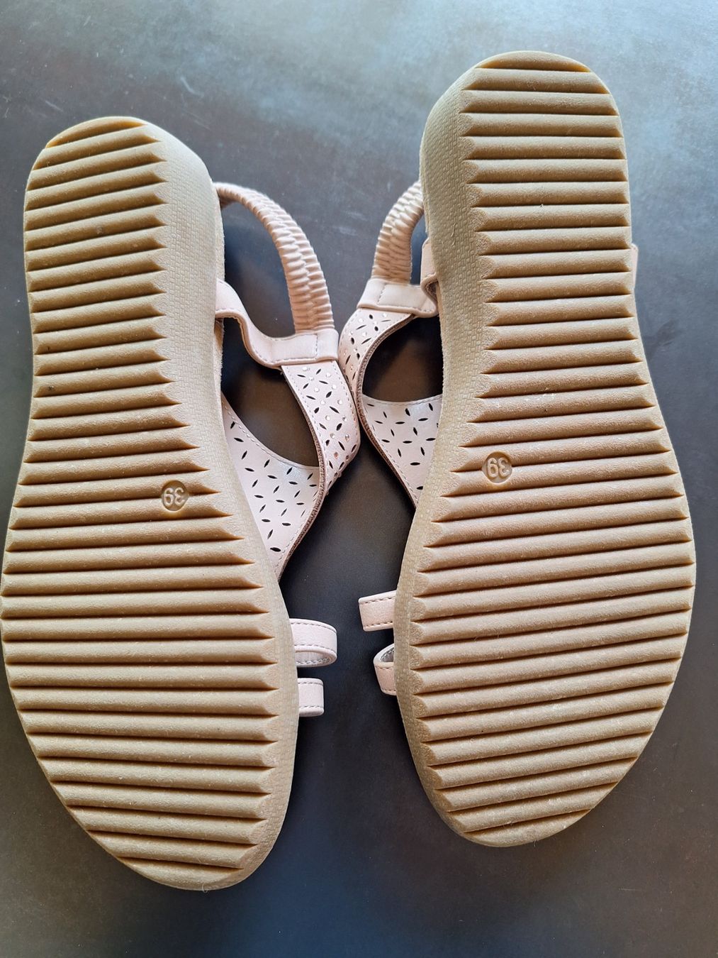 Scarpe da donna: Sandalen Gr. 39 – Usato da Andelfingen venduto da Rihanna9 3