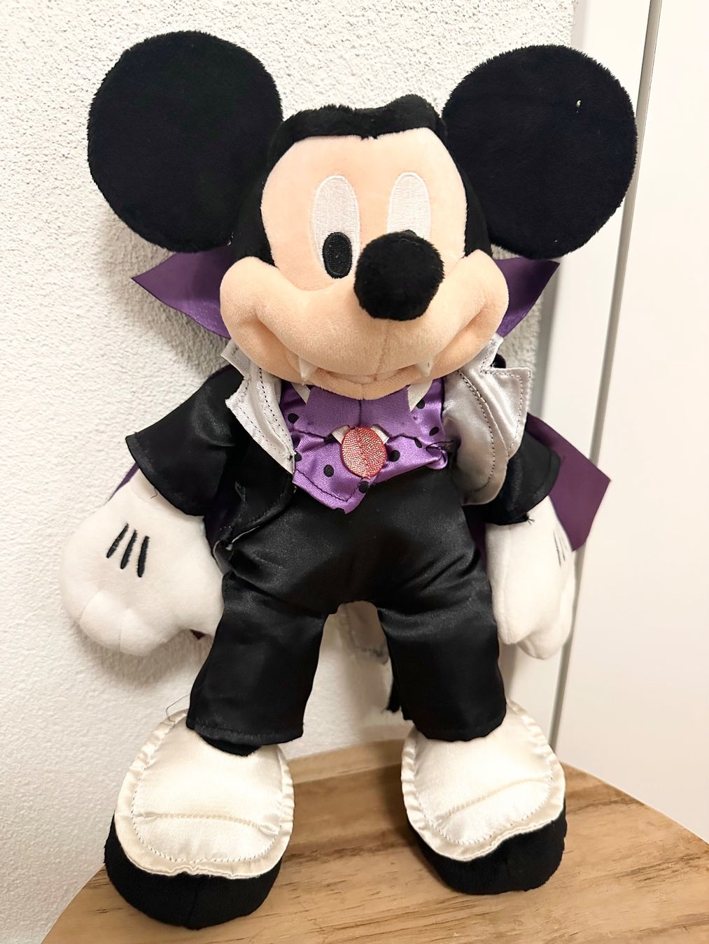 Disney Statuette: Disney Mickey Mouse Vampire Dracula Plusch store exclusive – Usato da Baar venduto da Mic_vL