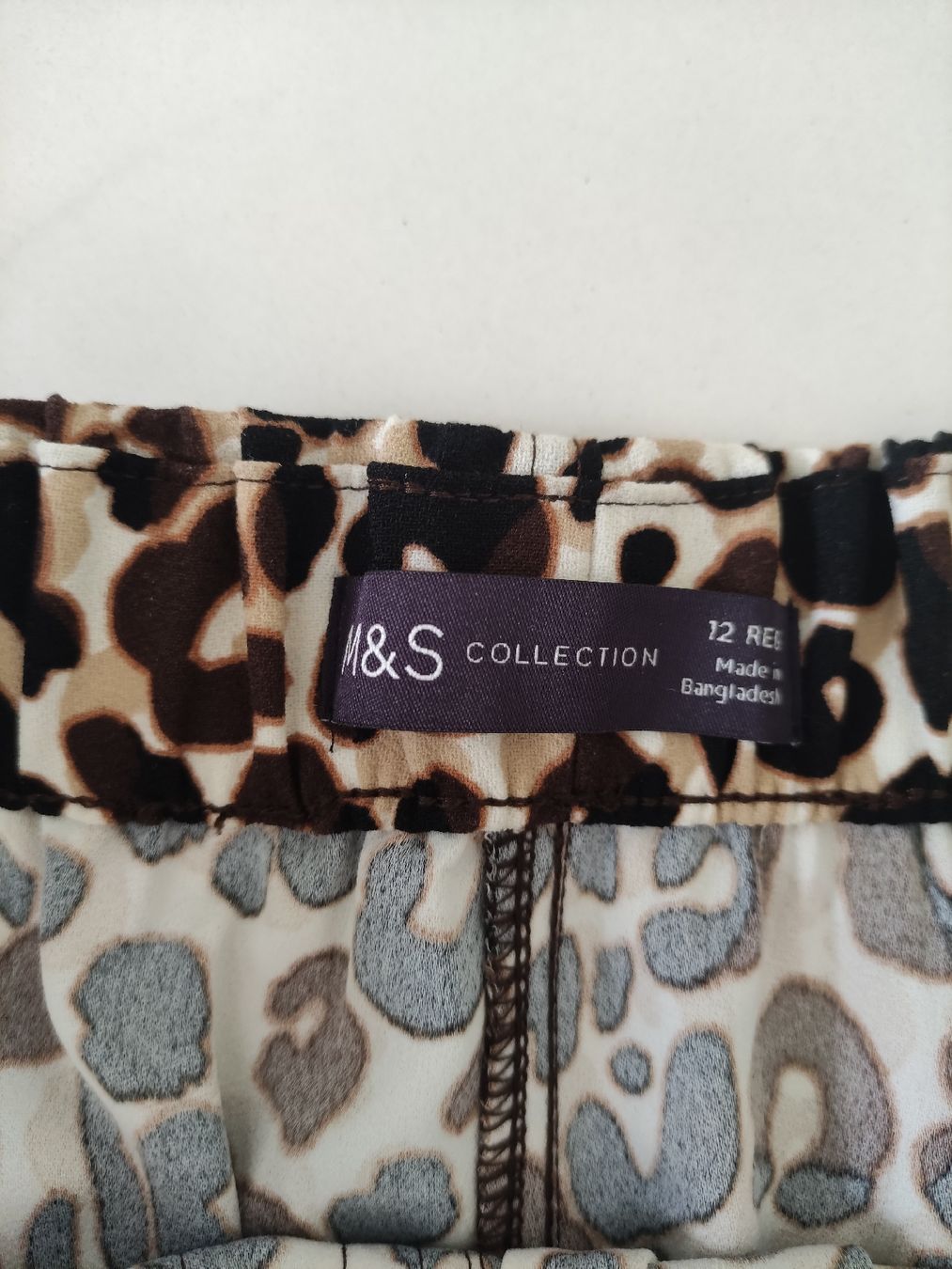 Pantaloni: Kurze Hose in Leo-Muster. – Usato da Ittigen venduto da hasihasi10 2