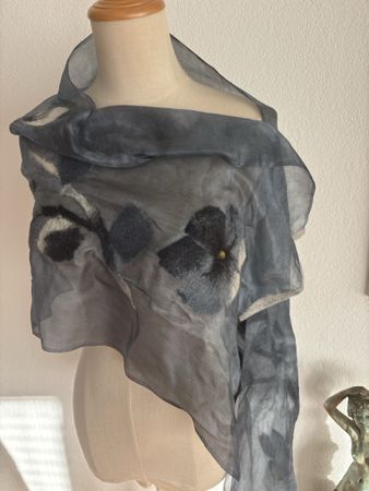Zarter Seidenschal mit Stiefmütterchen
