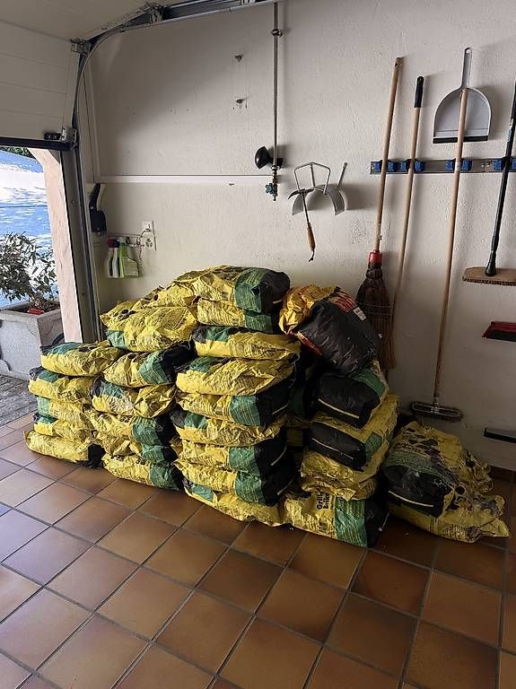 Griglie: Grill-Briketts 460KG (66 Säcke) – Usato da Oberbuchsiten venduto da DoppioEspresso