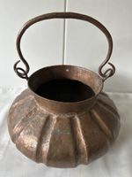 Rustikaler Kupfertopf, Kessel mit Henkel, Herbstdeko.