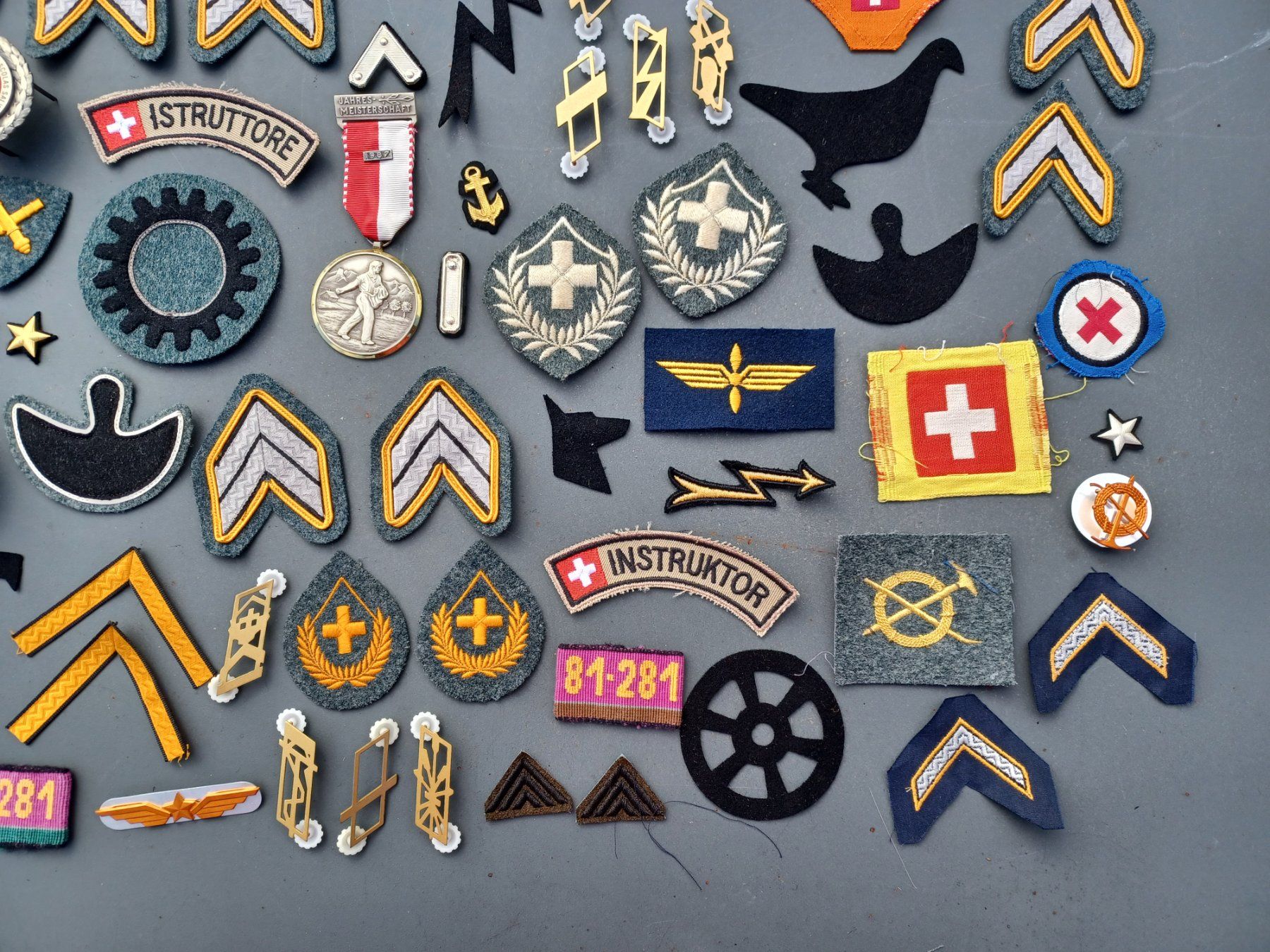 Armée suisse Uniformes: Lot verschiedene alte Abzeichen – D'occasion à Horw par Mikesch108 4