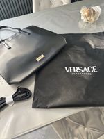 Sac Versace noir grand format, idéal pour l'été! Bon état.