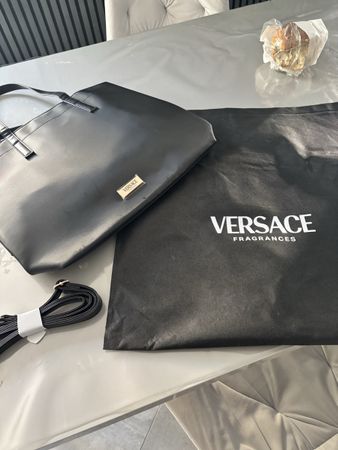 Sac Versace noir grand format, idéal pour l'été! Bon état.