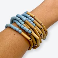 Modeschmuck-Armband mit vielen kleinen Holzkügelchen