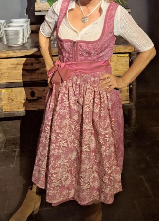 Dirndl - Schürze - zwei Miederblusen