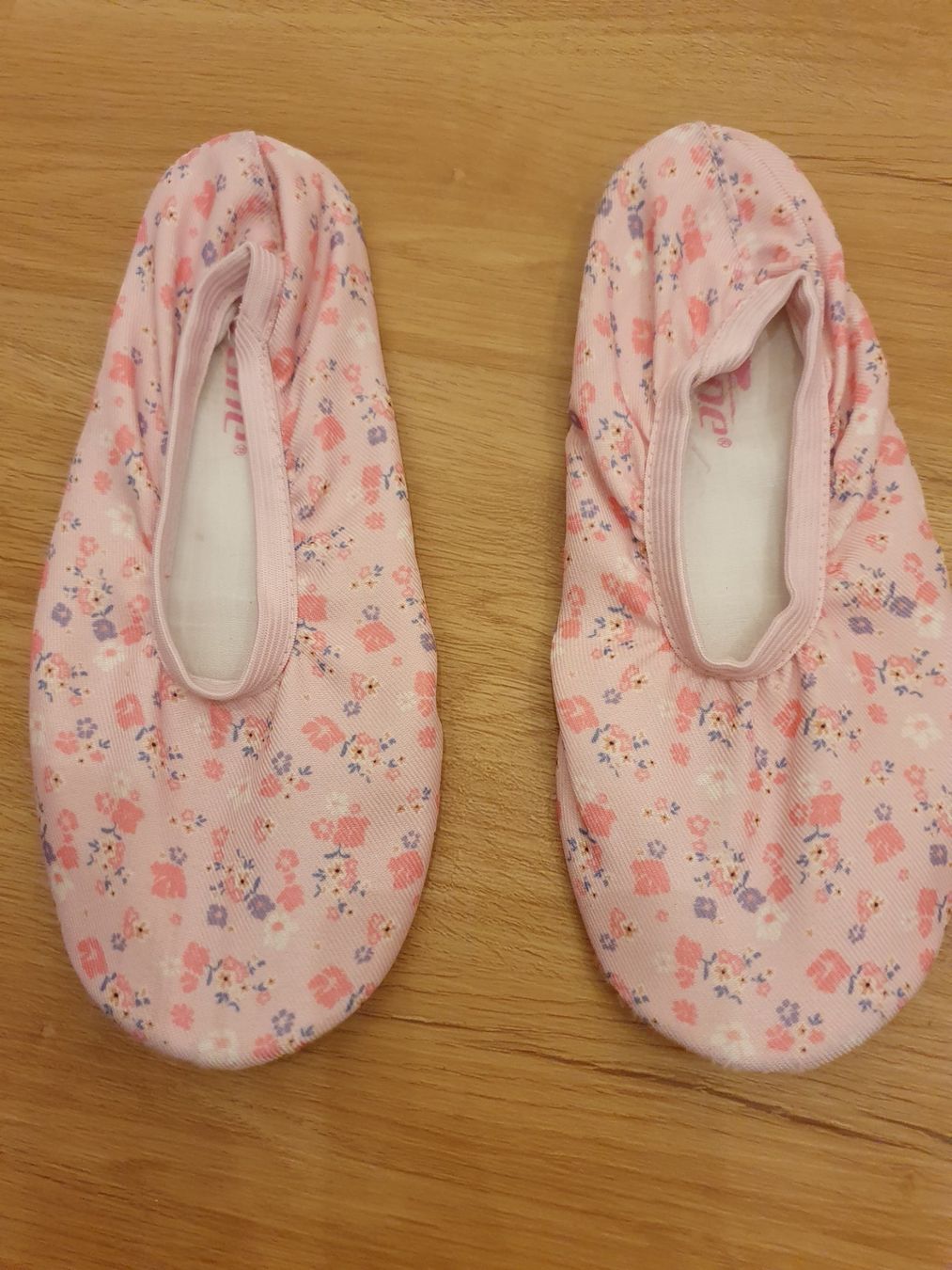 Schuhe für Mädchen: Turnschläppchen Gr. 31/32, rosa, Blumen – Gebraucht aus Heinrichswil von frankie19860