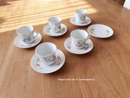Espressotassen mit Blumendeko