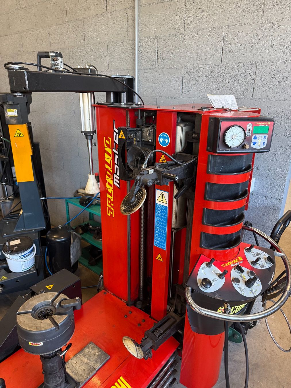 Corghi Toutes les machines: Machine à pneus automatique – D'occasion à Romont FR par Thoma_bdn 4