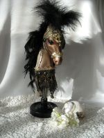 Pferdekopf – Figur aus Gips auf Holzsockel