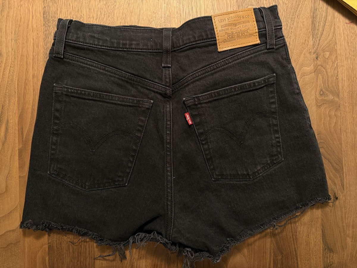 Levi's Hosen: Schwarze Levis Jeans Hotpants Gr.28 – Gebraucht aus Biel/Bienne von fabuena 1