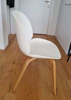 GUBI Beetle Chair – Weiss mit Holzbeinen – Design by GamFrat