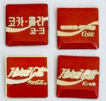 4 Coca-Cola Pins   fremde Schriftzüge