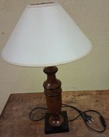 Klassische Tischleuchte im edlen Holz-Look – Vintage Charme