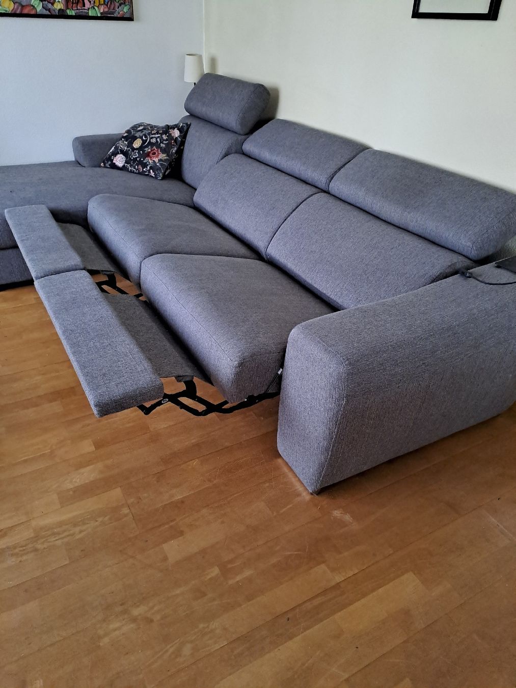 Livique Sofas: Stoff Sofa elektrisch – Gebraucht aus Rheinfelden von Ailasor 3