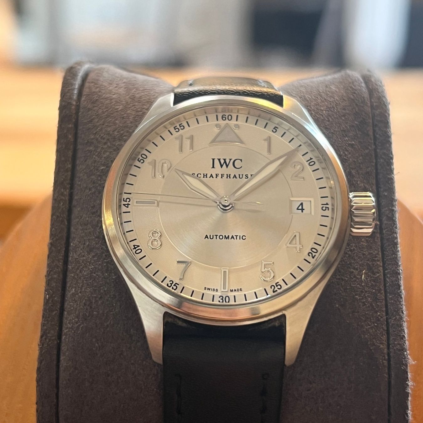 IWC Orologi: IWC Spitfire Automatic Date Silver Dial IW325605 – Usato da Carouge GE venduto da Watchaser