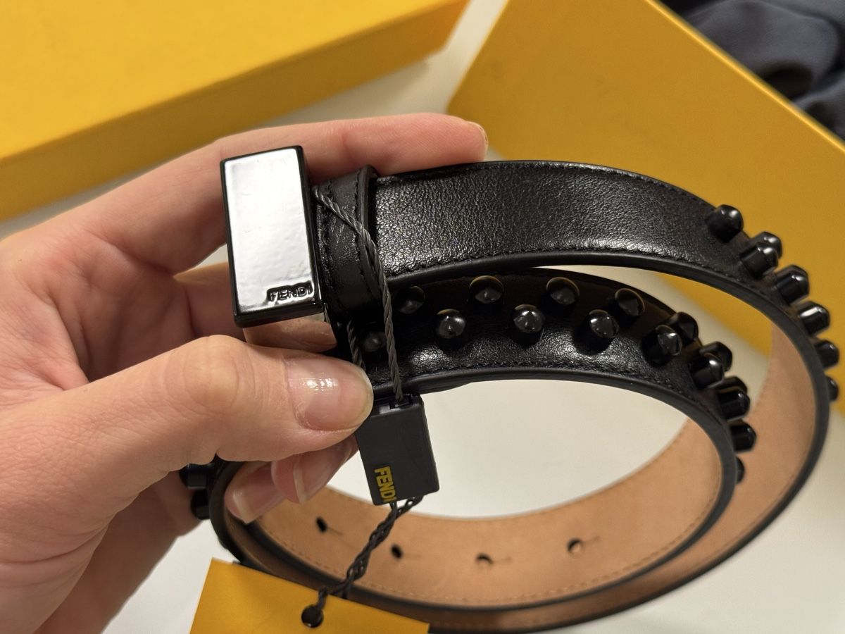 Fendi Cinture: Fendi Black Leather Belt with Studs – Nuovo e nell'imballaggio originale da Luzern venduto da Antiquesonline