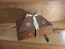 Antike Holz Schmuckschatulle mit Messingbeschlägen !