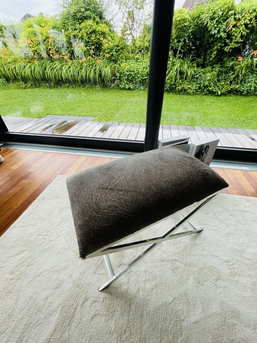 Sgabelli: Wunderschöner Hocker mit Kuhfell und Metallfassung – Usato da Meilen venduto da Karin2143