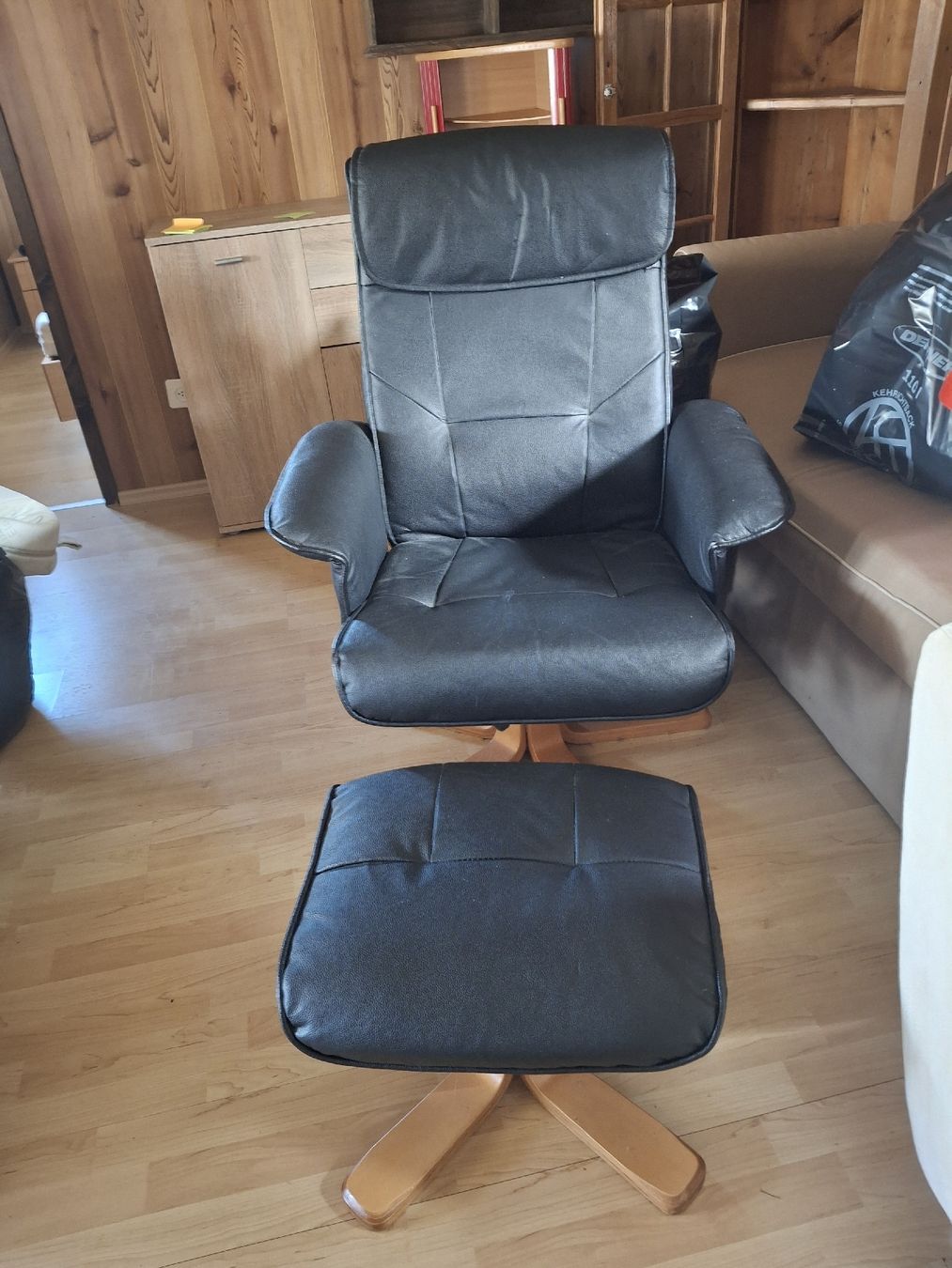 Poltrone: Sessel mit Hocker Lederoptik Schwarz gebraucht – Usato da Lüscherz venduto da chantal_metzger