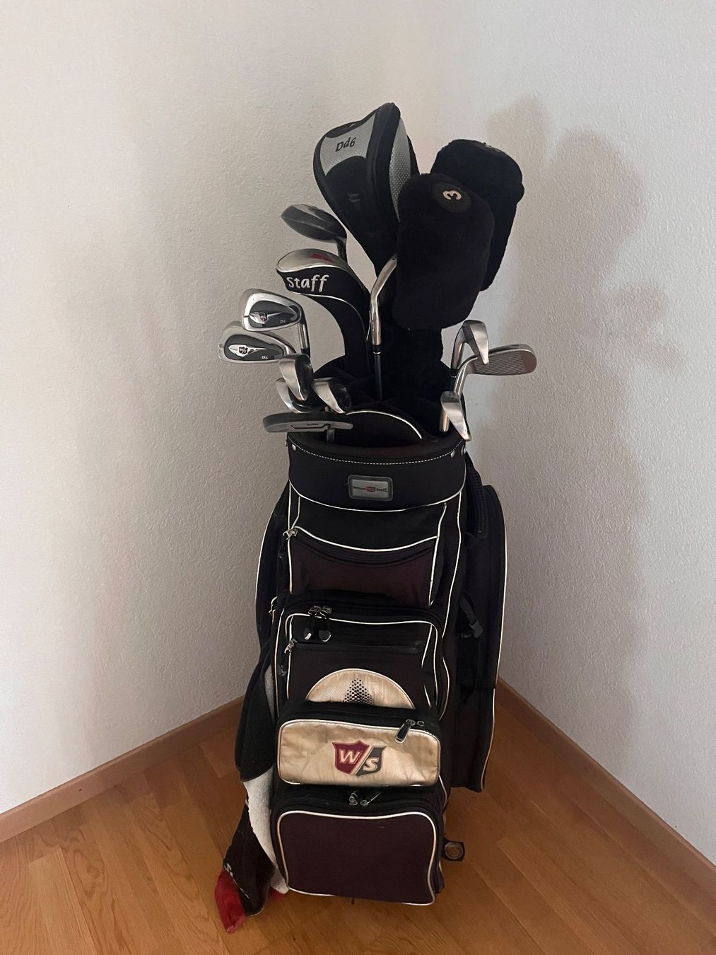 Wilson Mazze & Set: Sac de golf Wilson Staff complet et accessoires – Usato da Sion venduto da crm_f5f9
