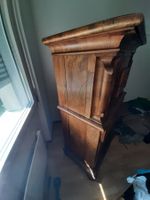 Antiker Nussbaum-Kommodenschrank mit Schubladen