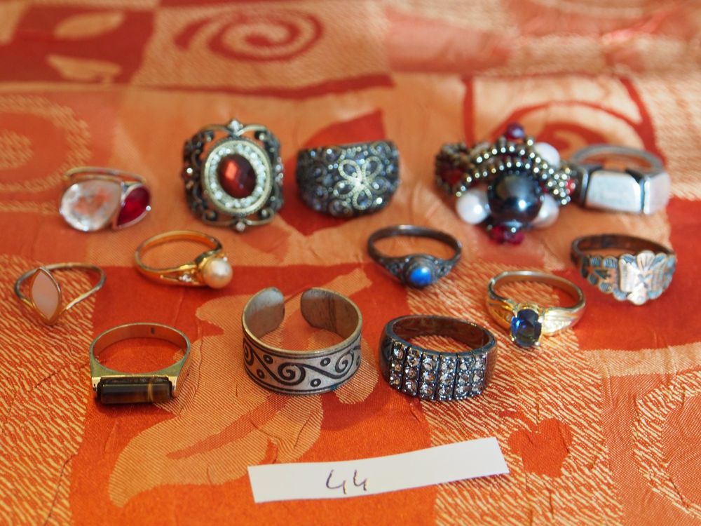 Lot De 13 Bagues Créateur Vintage - Matériaux : Corne, Pierres, Lucite, émaux, Plaqué Or