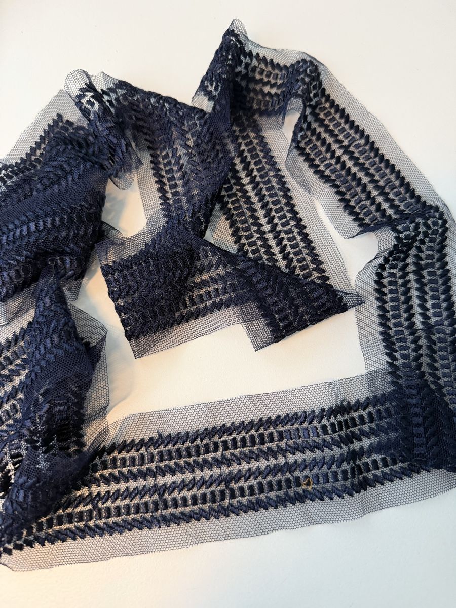 Tessuti: Dunkle Blau bestickte Borte, neu.  – Nuovo (secondo la descrizione) da Winterthur venduto da tat_ky5h