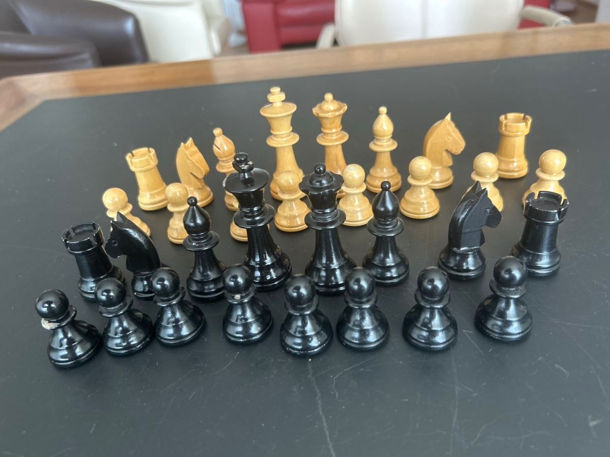 Spiele: Ältere Schachfiguren aus Holz – Gebraucht aus Zumikon von tuna007