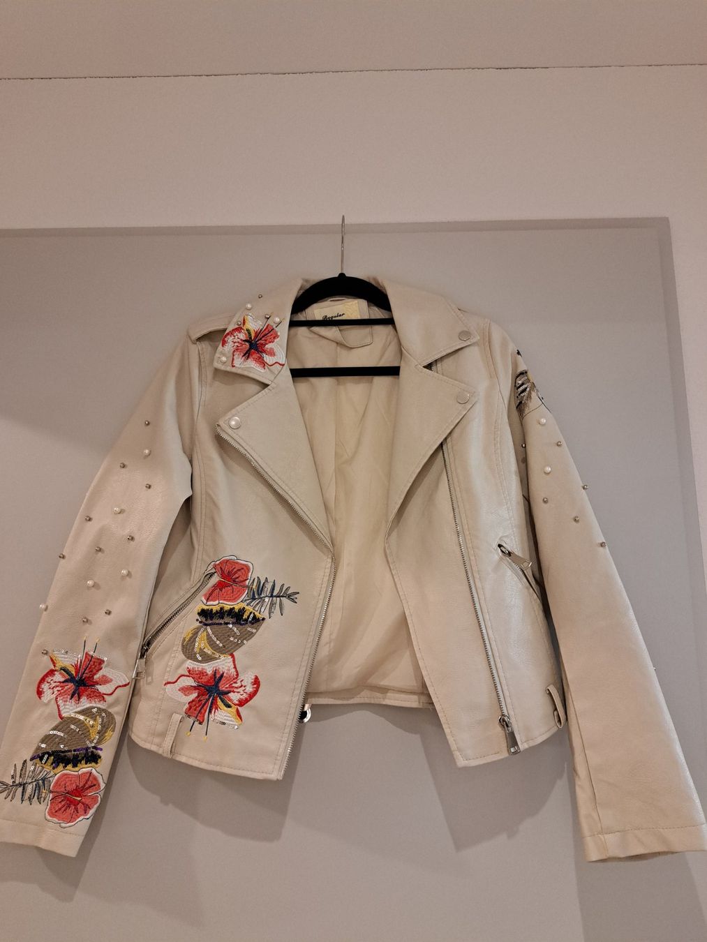 Jacken: Veste Simili Cuir Regular L - Fleurs Brodés - Printemps! – Gebraucht aus Düdingen von petitloup