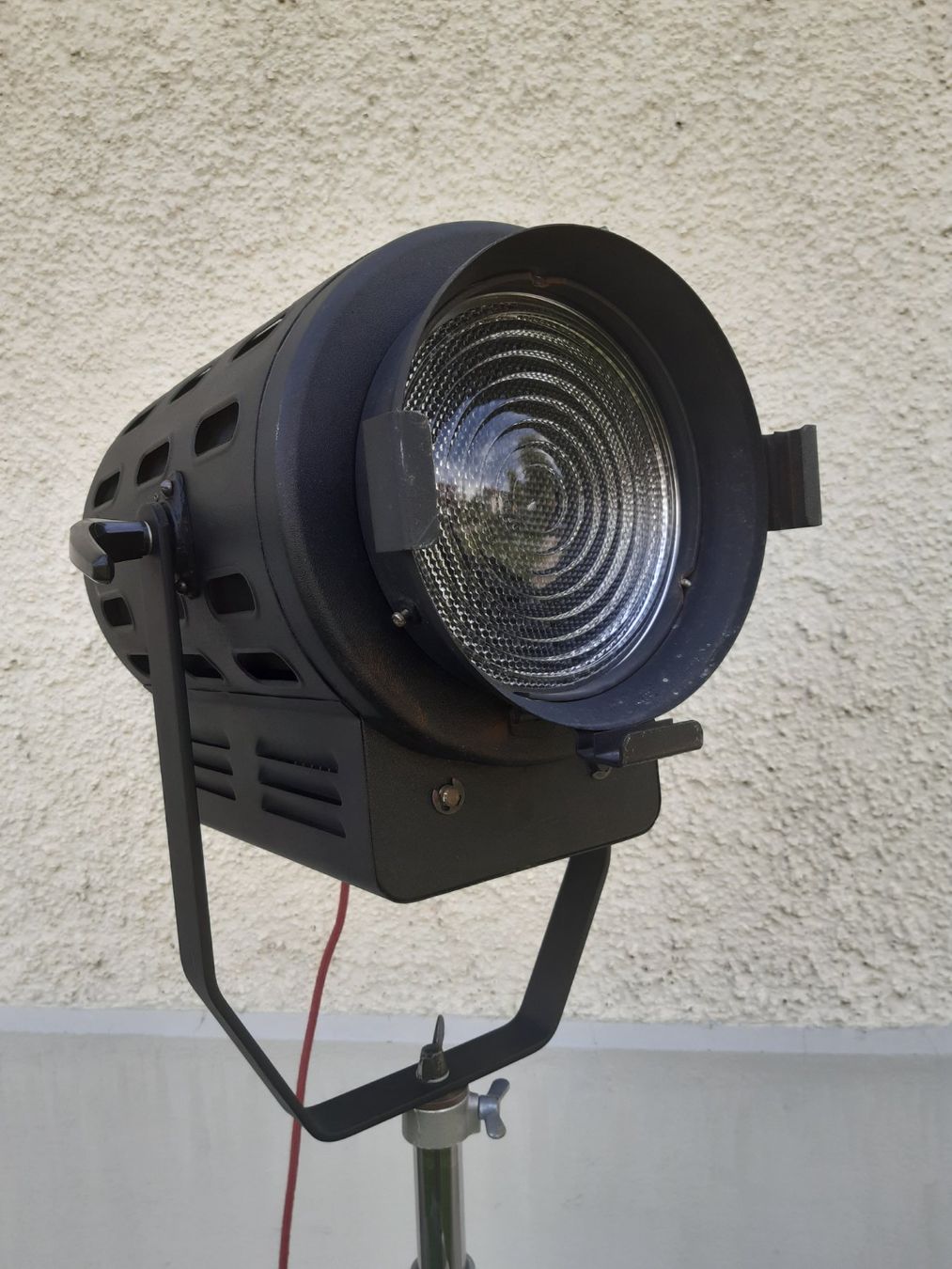 Lampade: Restaurierter Theater Scheinwerfer inkl. Stativ – Usato da Winterthur venduto da lampenretter 2