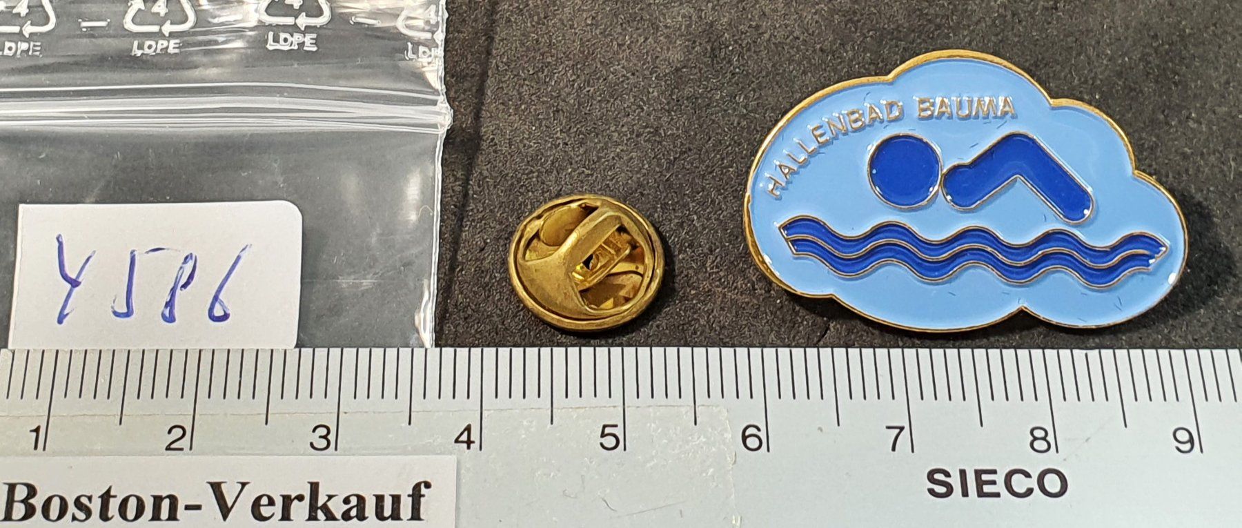 Placchette & Badge: Y586 - Pin Hallenbad Bauma – Usato da Reinach BL venduto da Boston-Verkauf 1