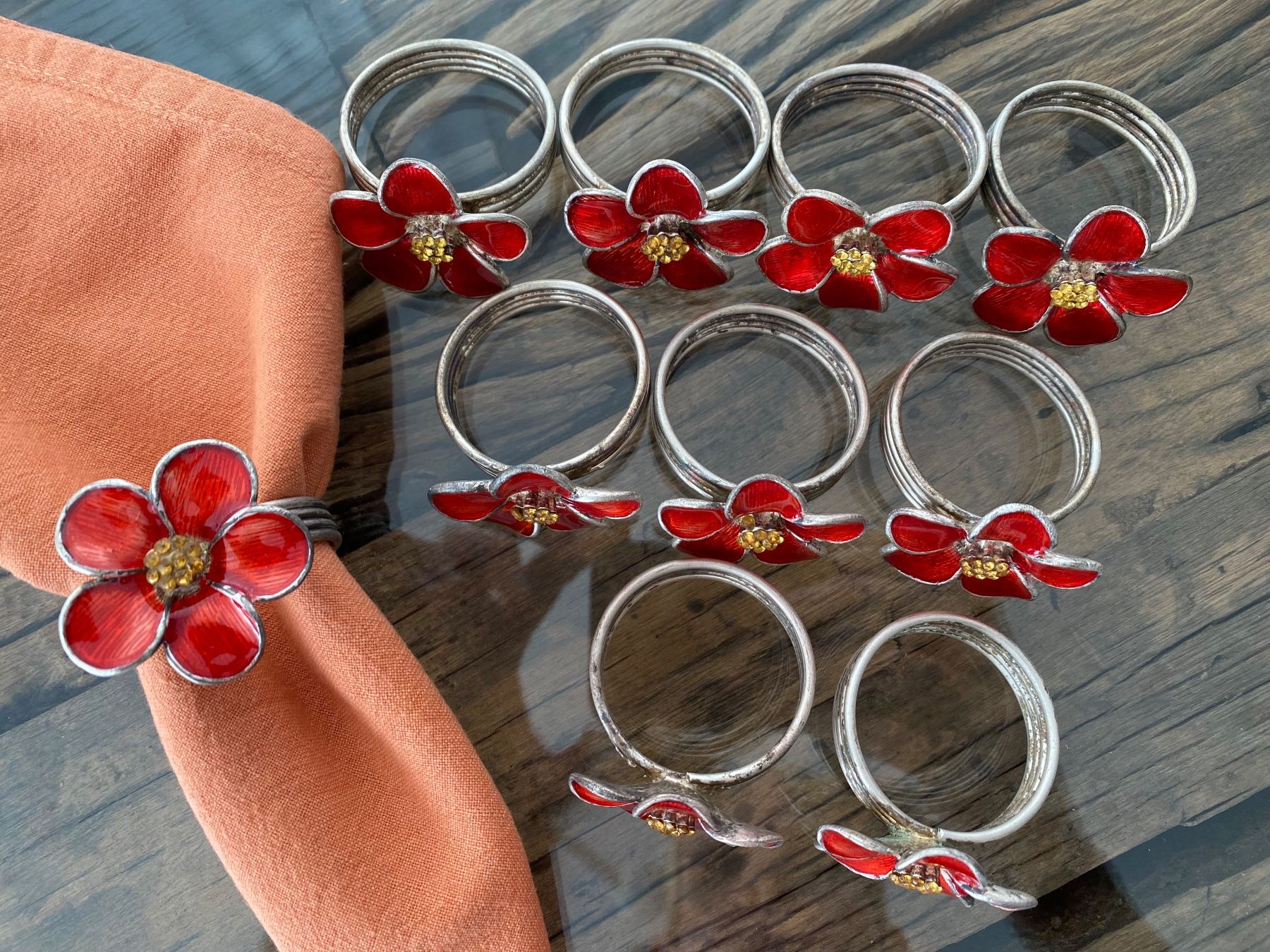 Altro in Decorazioni & Accessori: 10 Serviettenringe mit roter Blüte – Usato da Reichenburg venduto da Noxima 1