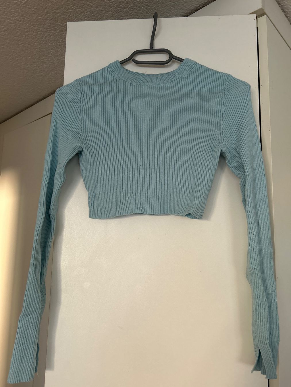 Pull&Bear Maglioni & Felpe: Crop Top Pull&Bear hellblau gerippt Grösse S gebraucht – Usato da Buttisholz venduto da allule13